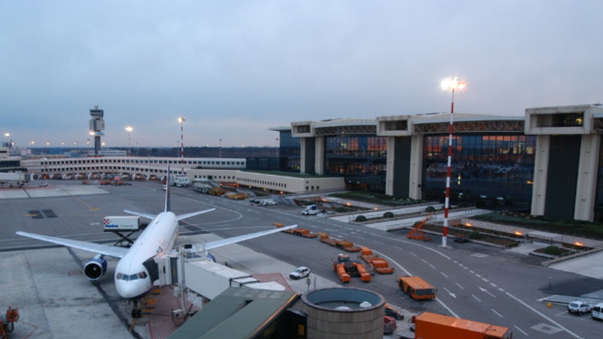 Powerbank provoca princípio de incêndio em avião e fecha aeroporto de Malpensa