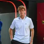 Sinner vai a Monza para o GP da Itália e diz que joelho está recuperado