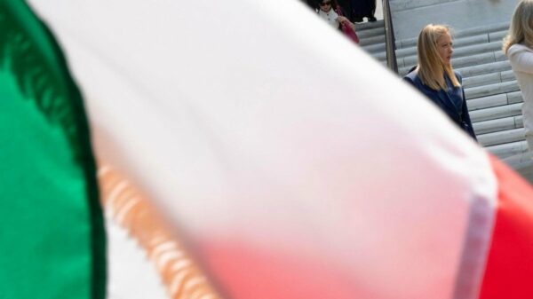Ministro do Interior anuncia expulsão de imigrante que jogou bandeira no chão