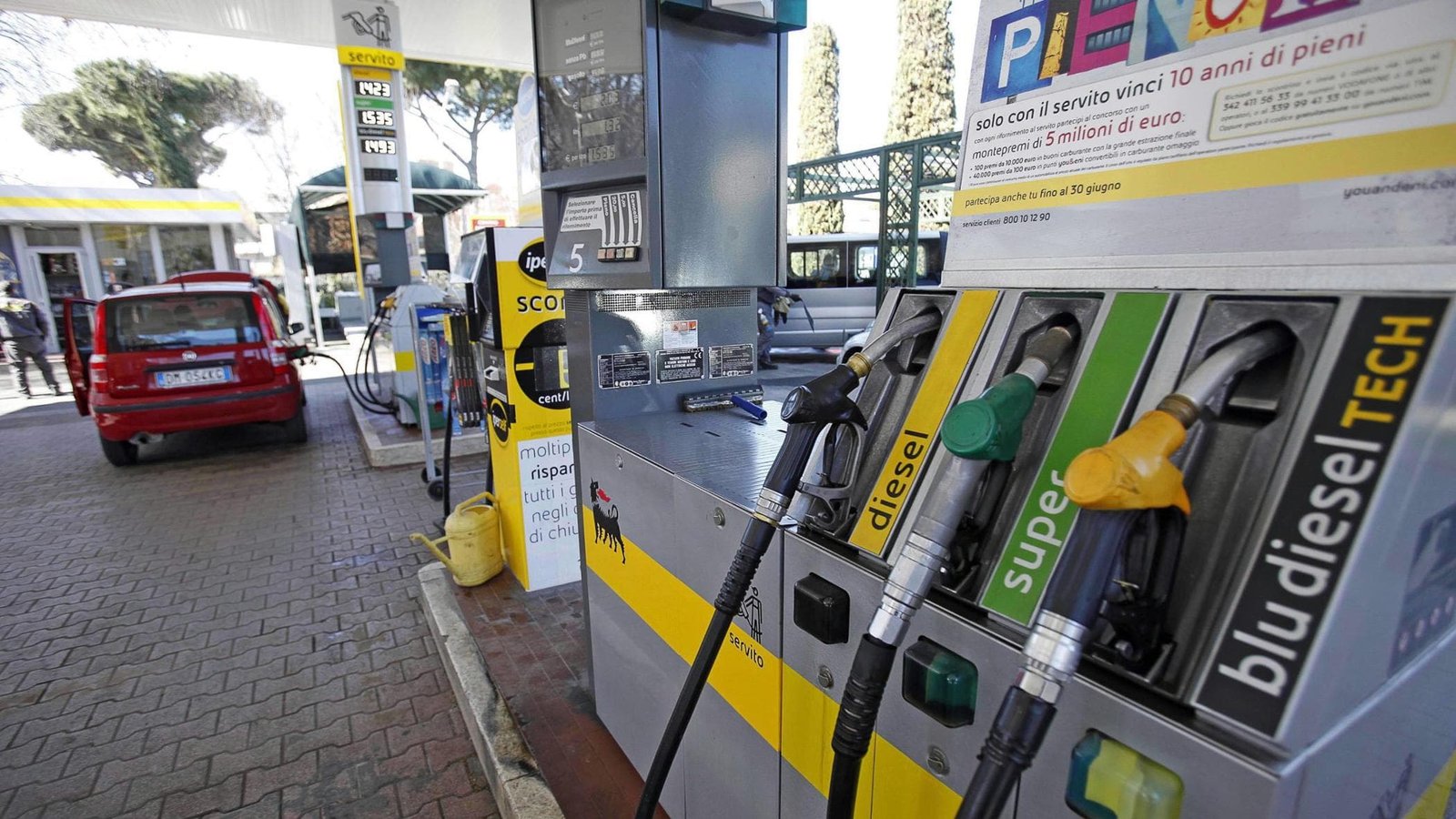 Eni fixa teto para preço de combustível na Itália por 30 dias