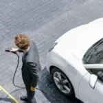Carro elétrico fica mais barato que a gasolina com alta dos combustíveis