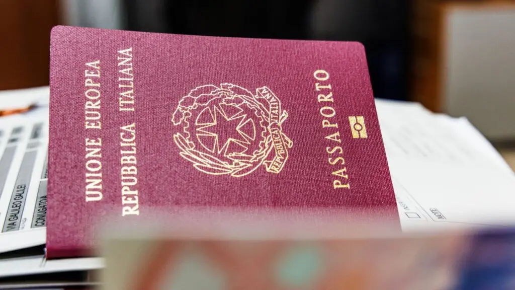Passaporte italiano sobre documentos consulares; emissão e renovação do documento seguem entre os serviços mais procurados no Consulado-Geral da Itália em São Paulo | Foto: Prima Monza