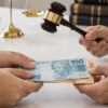 Consumidor entrega dinheiro em cena que simboliza disputa judicial por devolução de valores pagos em serviços de cidadania italiana | Foto: IA