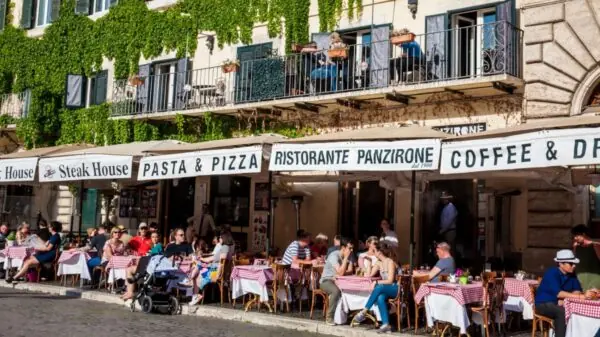 Turistas aproveitam um dia de primavera nos restaurantes da Piazza Navona, em Roma, um dos pontos mais movimentados do centro histórico da capital italiana | Foto: Depositphotos