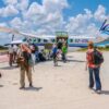 Turisti scendono da aereo durante viaggio safari in Africa, segmento analizzato dal rilevamento sul comportamento dei viaggiatori | Foto: Cheryl Ramalho/Depositphotos