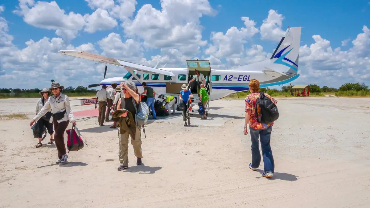 Turistas desembarcam de avião durante viagem de safári na África, segmento analisado pelo levantamento sobre comportamento de viajantes | Foto: Cheryl Ramalho/Depositphotos