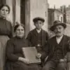 Família italiana em retrato de época, no início do século 20 | Imagem ilustrativa/IA