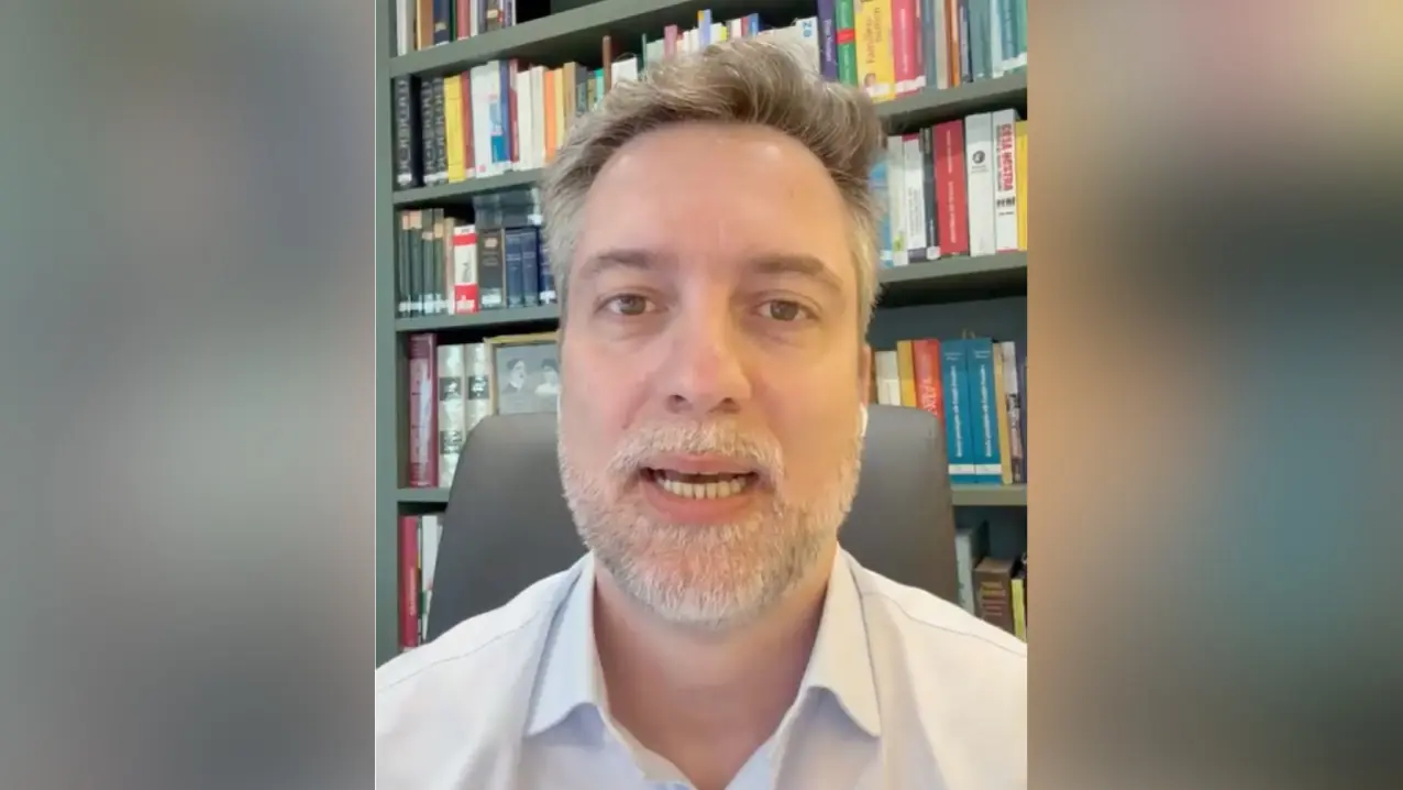 Daniel Taddone, presidente da Natitaliani, durante vídeo em que anuncia a suspensão da coleta de assinaturas para o referendo sobre a cidadania italiana | Foto: Reprodução/Natitaliani