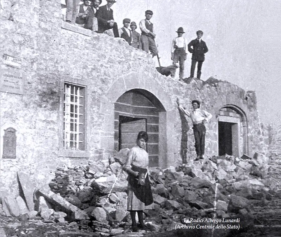 Moradores observam os estragos provocados pelo terremoto que atingiu a Lunigiana e a Garfagnana, na Toscana, em setembro de 1920. O abalo destruiu ou danificou dezenas de localidades e deixou mortos e feridos. Foto: Archivio Centrale dello Stato / Le Radici Albergo Lunardi.
