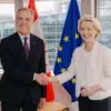 O primeiro-ministro canadense, Mark Carney, e a presidente da Comissão Europeia, Ursula von der Leyen, em Estrasburgo, durante a sessão sobre o Estado da União Europeia | Foto: AP Photo