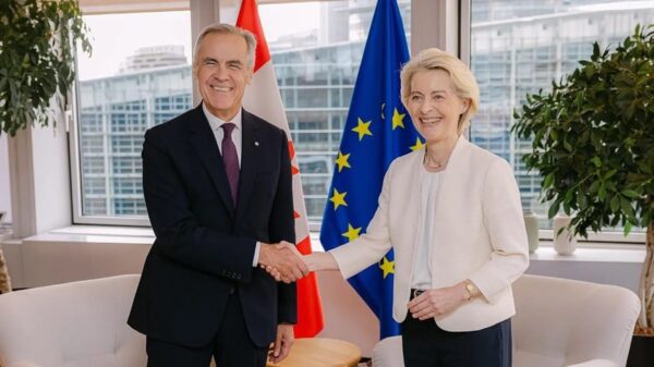 O primeiro-ministro canadense, Mark Carney, e a presidente da Comissão Europeia, Ursula von der Leyen, em Estrasburgo, durante a sessão sobre o Estado da União Europeia | Foto: AP Photo