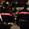 Dois agentes dos Carabinieri, força policial italiana, durante patrulhamento. Em Roma, uma brasileira denunciou um suposto golpe de quase 10 mil euros envolvendo o reconhecimento da cidadania italiana | Foto: Reprodução