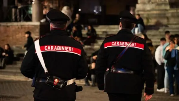 Dois agentes dos Carabinieri, força policial italiana, durante patrulhamento. Em Roma, uma brasileira denunciou um suposto golpe de quase 10 mil euros envolvendo o reconhecimento da cidadania italiana | Foto: Reprodução