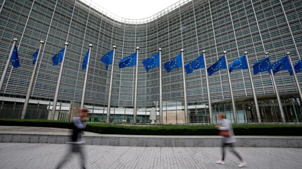 Sede da Comissão Europeia, em Bruxelas, na Bélgica, com bandeiras da União Europeia em frente ao edifício | Foto: Reprodução