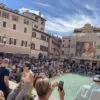 Turistas na Fontana di Trevi, em Roma