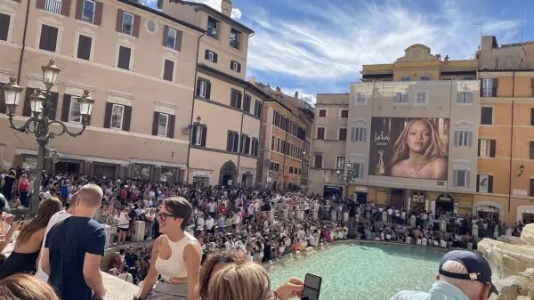 Turistas na Fontana di Trevi, em Roma