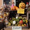 Abóboras, espantalhos e enfeites de Halloween expostos à venda na Itália, onde a festa ganha espaço entre as tradições locais | Foto: Reprodução
