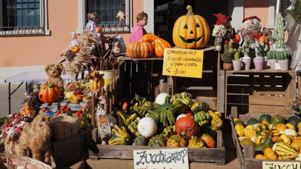 Abóboras, espantalhos e enfeites de Halloween expostos à venda na Itália, onde a festa ganha espaço entre as tradições locais | Foto: Reprodução
