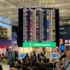 Painel de partidas do aeroporto de Fiumicino, em Roma, mostra voos com atrasos e cancelamentos nesta quinta-feira (8) | Foto: Italianismo