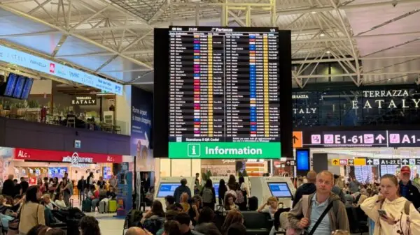 Painel de partidas do aeroporto de Fiumicino, em Roma, mostra voos com atrasos e cancelamentos nesta quinta-feira (8) | Foto: Italianismo