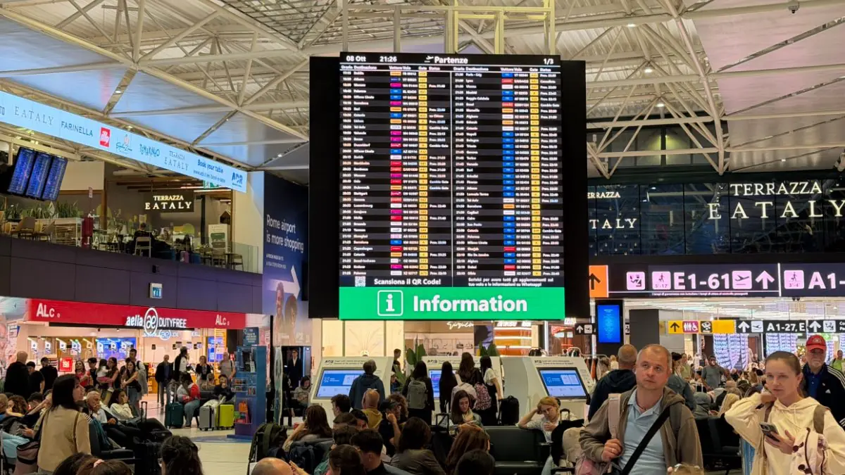 Painel de partidas do aeroporto de Fiumicino, em Roma, mostra voos com atrasos e cancelamentos nesta quinta-feira (8) | Foto: Italianismo