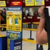 Malas de cabine em aeroporto europeu; novas regras de transporte aéreo serão aplicadas em 2027