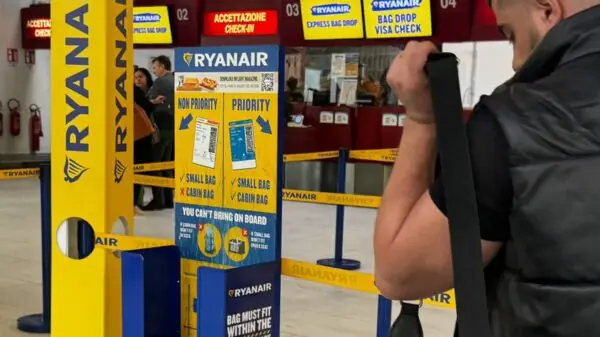 Malas de cabine em aeroporto europeu; novas regras de transporte aéreo serão aplicadas em 2027