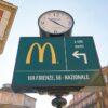 Estrangeiros que vivem há décadas na Itália relatam um país mais turístico, caro, digital e marcado pela expansão de grandes redes internacionais.