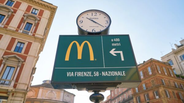 Estrangeiros que vivem há décadas na Itália relatam um país mais turístico, caro, digital e marcado pela expansão de grandes redes internacionais.