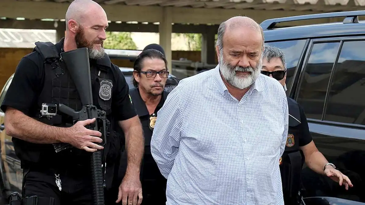 João Vaccari Neto, ex-tesoureiro do PT, é escoltado por agentes da Polícia Federal durante a Operação Lava Jato | Foto: Reprodução