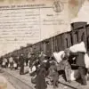Imagem conceitual da série Cartas da América, composta a partir do registro de casamento de Luigi Franceschi e Elisa Maria Cenni, celebrado em Budrio em 1880, e de uma fotografia histórica de emigrantes junto a um trem. A montagem simboliza a família que deixou a Itália rumo ao Brasil no fim do século 19.