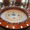 Sala do Conselho de Ministros, no Palazzo Chigi, em Roma, sede das reuniões do governo italiano, responsável pela análise do projeto de orçamento de 2027 | Foto: Reprodução