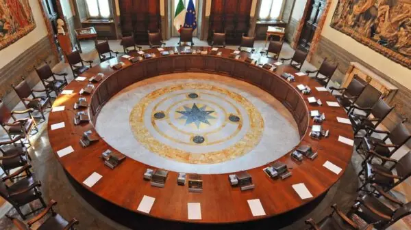 Sala do Conselho de Ministros, no Palazzo Chigi, em Roma, sede das reuniões do governo italiano, responsável pela análise do projeto de orçamento de 2027 | Foto: Reprodução