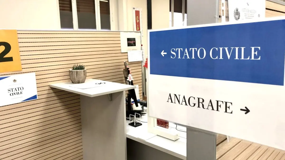 Análise jurídica italiana examina exigências para a transcrição de sentenças de reconhecimento da cidadania nos registros civis.