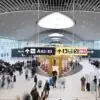 Movimentação no aeroporto de Roma-Fiumicino, um dos terminais afetados pela falha no controle de tráfego aéreo da Itália