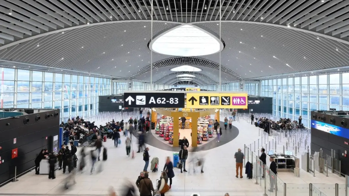Movimentação no aeroporto de Roma-Fiumicino, um dos terminais afetados pela falha no controle de tráfego aéreo da Itália