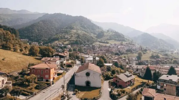 Vista panorâmica de Collio, na província de Brescia, norte da Itália, onde uma investigação apura suspeitas de residências fictícias utilizadas em processos de reconhecimento da cidadania italiana | Foto: Visit Valle Trompia