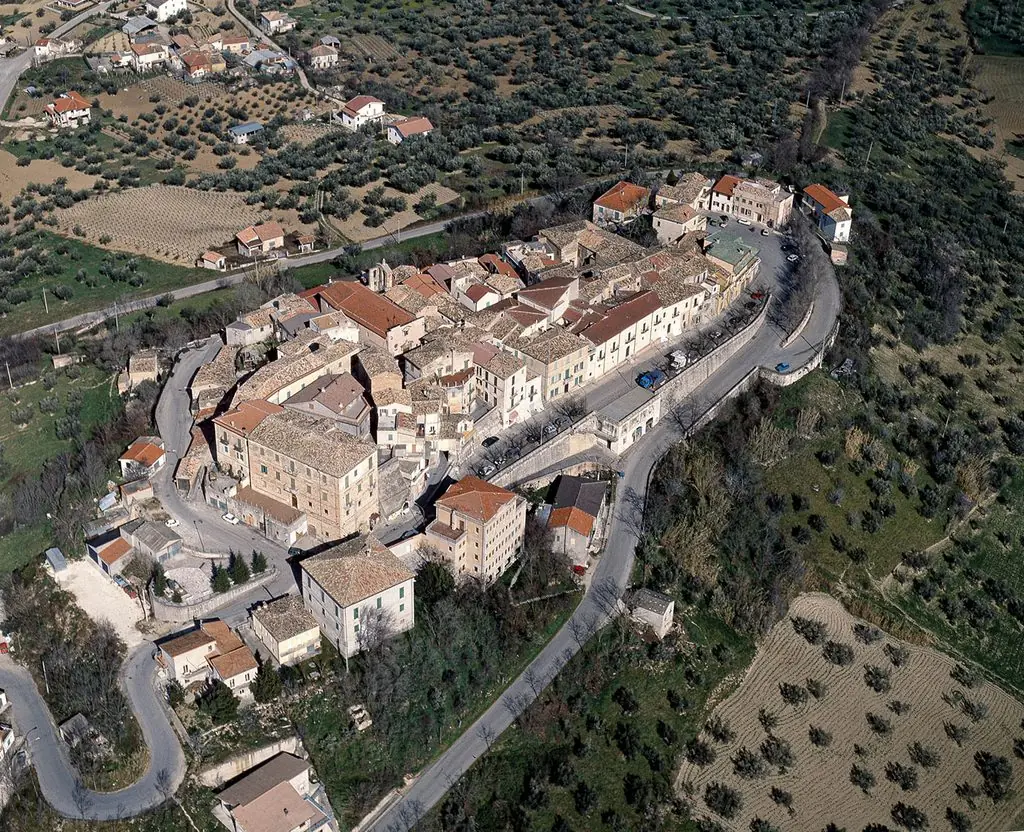 Vista aérea de Cugnoli, na região do Abruzzo