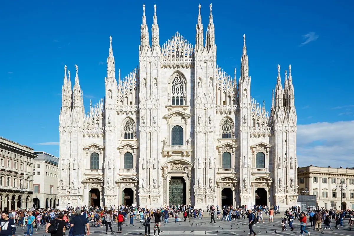 Turistas na Piazza del Duomo, diante da catedral de Milão