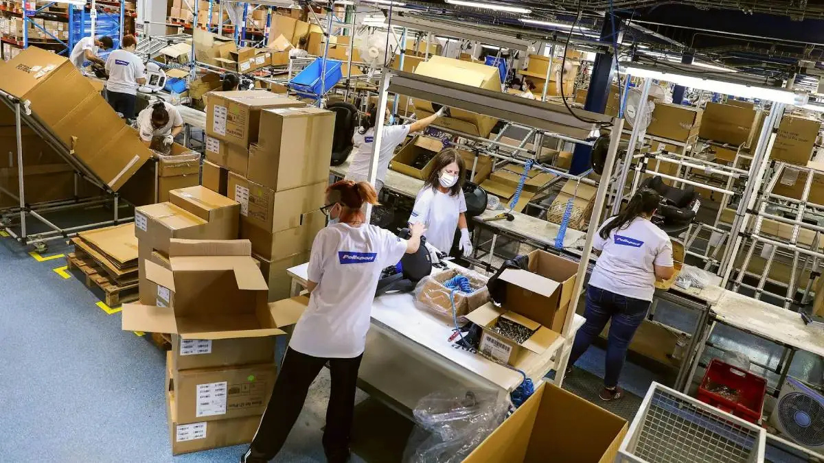 Trabalhadores atuam na separação e no processamento de encomendas em um centro de logística dos Correios de Portugal (CTT) | Foto: Divulgação/CTT
