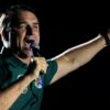 Flávio Bolsonaro deixa o Brasil rumo aos EUA; cidadania italiana ganha destaque após decisão de Moraes