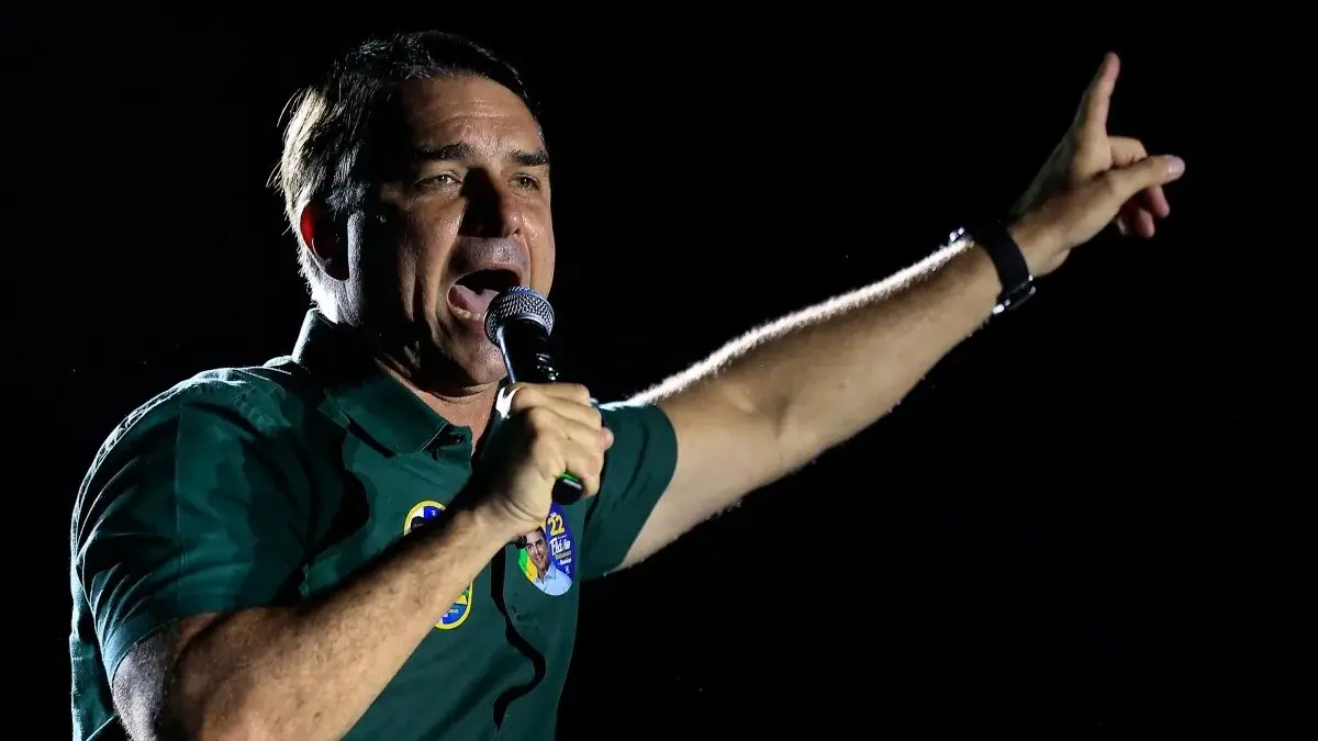 Flávio Bolsonaro deixa o Brasil rumo aos EUA; cidadania italiana ganha destaque após decisão de Moraes