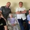 Olinda Bonturi Bolsonaro (ao centro), mãe de Jair Bolsonaro e avó de Flávio, Eduardo e Carlos, em encontro com a família. Filha dos italianos Guido Bonturi e Argentina Pardini, nascidos em Lucca, na Toscana | Foto: Reprodução