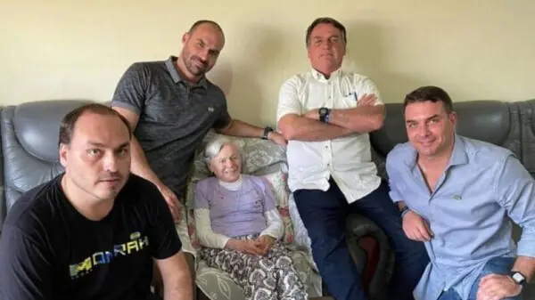 Olinda Bonturi Bolsonaro (ao centro), mãe de Jair Bolsonaro e avó de Flávio, Eduardo e Carlos, em encontro com a família. Filha dos italianos Guido Bonturi e Argentina Pardini, nascidos em Lucca, na Toscana | Foto: Reprodução