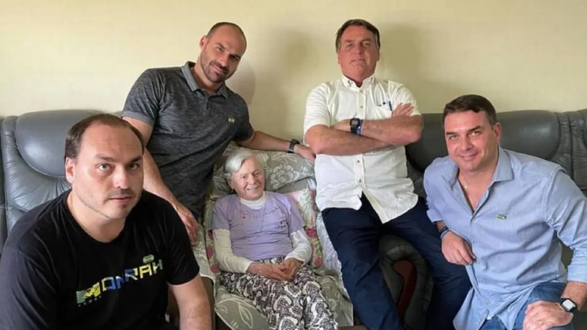 Olinda Bonturi Bolsonaro (ao centro), mãe de Jair Bolsonaro e avó de Flávio, Eduardo e Carlos, em encontro com a família. Filha dos italianos Guido Bonturi e Argentina Pardini, nascidos em Lucca, na Toscana | Foto: Reprodução