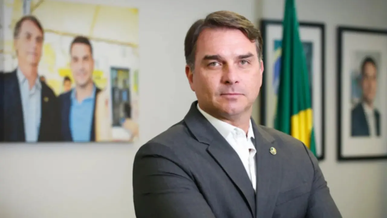 Flávio Nantes Bolsonaro, senador e candidato à Presidência da República, tem possíveis raízes alemãs e suíças pelo lado materno, segundo árvore genealógica consultada pelo Italianismo | Foto: Reprodução