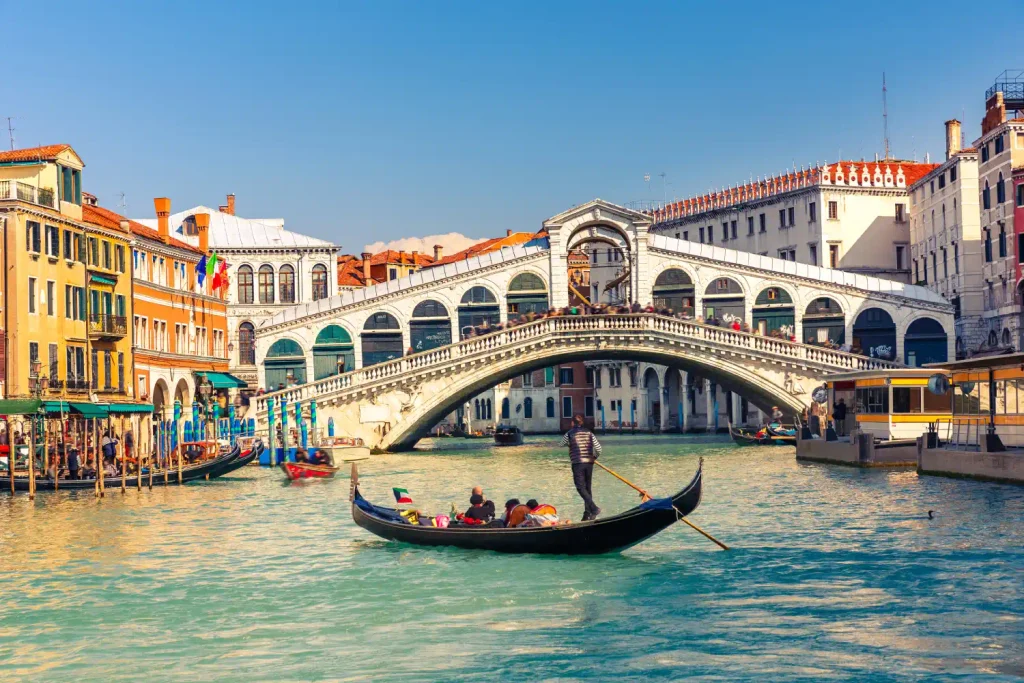 Gôndola navega no Grande Canal diante da Ponte de Rialto, em Veneza.