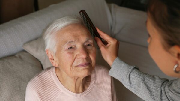 Cuidadora penteia os cabelos de uma idosa durante atendimento domiciliar, atividade em que trabalhadores estrangeiros representam 73,3% da mão de obra na Lombardia, Itália | Foto: Depositphotos