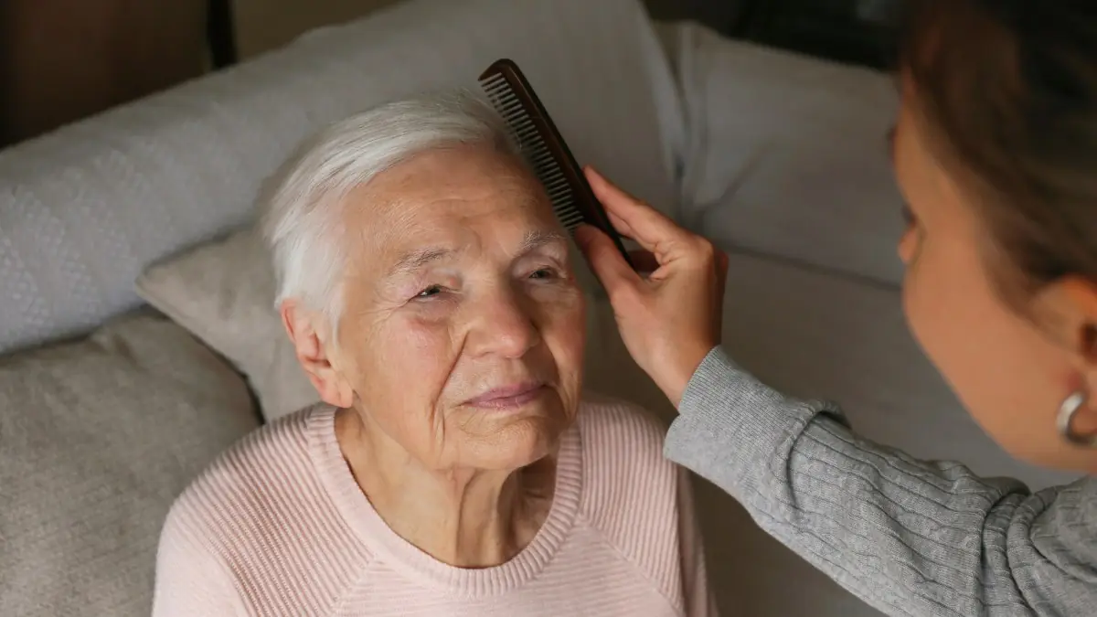Cuidadora penteia os cabelos de uma idosa durante atendimento domiciliar, atividade em que trabalhadores estrangeiros representam 73,3% da mão de obra na Lombardia, Itália | Foto: Depositphotos