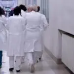 Demissões de médicos disparam 150% nos hospitais da Itália em 2025